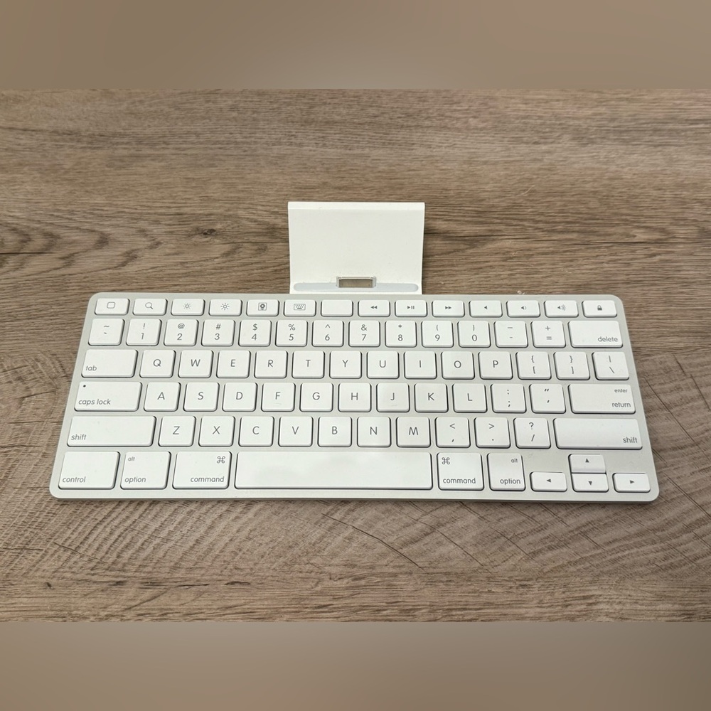 Apple iPad Keyboard Dock A1359 For iPad 1st 2nd 3rd Generation 30 Pin iDock